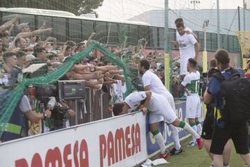 Los jugadores del Elche celebran el ascenso a Segunda, en la Ciudad Deportiva del Villarreal, el 23 de junio de 2018.