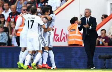 Los jugadores del Manchester United celebran un gol ante las instrucciones de Mourinho.