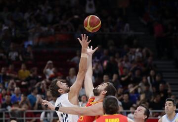 Marc Gasol and Marcos Delia at tip-off.