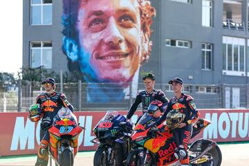 Fabio Quartararo, Pedro Acosta y Remy Gardner en el podio del GP de Valencia y tras ellos el mural de Valentino Rossi. 