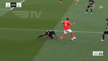 Que aún no suene para ningún grande es un escándalo: marcó un hat-trick al Barça y te hace esta maravilla dentro del área