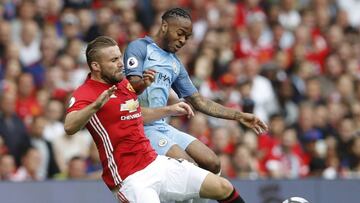 Luke Shaw y Raheem Sterling en el último derbi de Manchester que enfrentó a United y City en la Premier League.