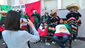 Rusia no es la excepción. La noche de este viernes, Moscú ha adoptado el color nacional en sus calles.