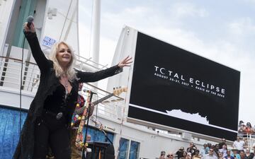 Muchos vieron en la llegada del eclipse de Sol un acontecimiento del que sacar provecho. Se organizaron quedadas y hasta eventos en los que actuaron artistas como Bonnie Tyler.