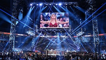 Charlotte Flair celebra su victoria en Royal Rumble.