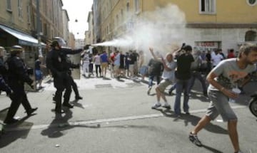 Brutal images of warring football fans in Marseille