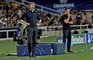 El técnico del Amberes, Mark van Bommel, da instrucciones a sus jugadores.