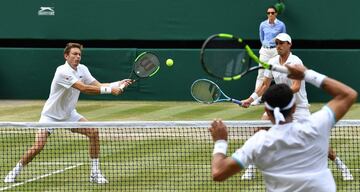 Los colombianos Robert Farah y Juan Sebastián Cabal se coronaron campeones de Wimbledon tras vencer a Mahut y Vasselin por 6-7, 7-6, 7-6, 6-7 y 6-3.