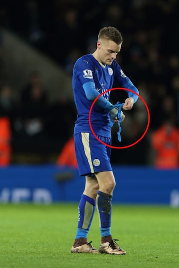 El jugador del Leicester sufrió tres fracturas en la muñeca derecha en 2016 que no sanaron bien y tuvo que pasar por el quirófano. Hasta llegar a ser operado, el delantero inglés jugó toda la temporada con una férula especial.