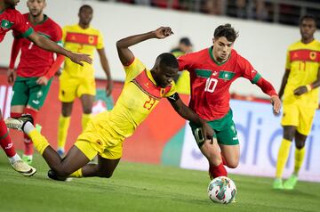 Brahim debuta con Marruecos en el partido amistoso contra Angola. En la imagen, el jugador del Real Madrid disputa el balón con Manuel Cafumana.