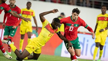 Brahim debuta con Marruecos en el partido amistoso contra Angola. En la imagen, el jugador del Real Madrid disputa el bal¨®n con Manuel Cafumana.