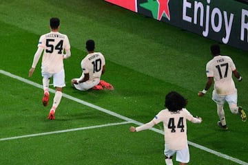 Greenwood, Chong y Fred celebran el gol de penalti de Marcus Rashford que dio al Manchester United la clasificaci&oacute;n para los cuartos de final de la Champions.