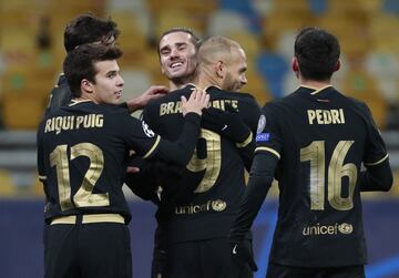 0-3. Martin Braithwaite celebró con Antoine Griezmann el tercer gol que marcó de penalti.