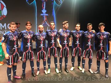 La tercera equipaci車n del Zamora CF fue una de las m芍s llamativas que se han visto 迆ltimamente. El equipo de tercera divisi車n plasm車 una representaci車n del sistema circulatorio que forma toda la vestimenta hasta el pantal車n y un coraz車n en el centro. Adem芍s, el lema del club es ※sangre, sudor y l芍grimas§. La parte de atr芍s de la camiseta lanz車 un mensaje significativo: ※La sangre, ese l赤quido rojizo que transporta vida por nuestro cuerpo, que nace y fluye del coraz車n para alimentar nuestras emociones y sentimientos§. Una camiseta que, sin ninguna duda, represent車 el sentimiento del equipo en el 2018.