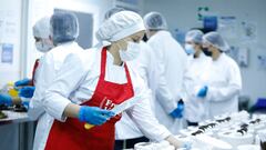 Santiago, 28 de agosto de 2021.
Fabricacion tortas durante el punto de prensa por el adelanto en el inicio de pagos por transferencia del IFE de Agosto, los que se extenderan hasta el 10 de septiembre.

Dragomir Yankovic/Aton Chile