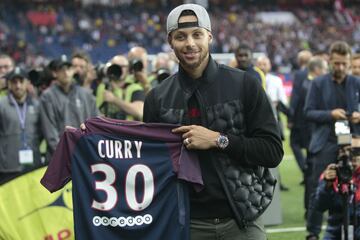 Stephen Curry posa con la camiseta del PSG.