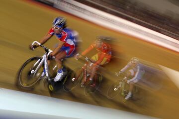 El chileno fue múltiple medallista en Campeonatos Panamericanos de pista. Nació en Puerto Natales y desde la Región de Magallanes se ganó un lugar destacado en el ciclismo de su país, obteniendo varias victorias nacionales y también en pruebas en el extranjero. En su palmarés destacan dos oros en Madison (2011 y 2012), una plata en Scratch (2011) y otra en Omnium (2014), así como dos bronces en Scratch (2014 y 2015). Falleció a los 30 años a consecuencia de una trombosis pulmonar derivada de la COVID-19.