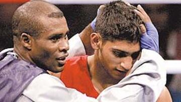 <b>KINDELÁN: ORO EN SU RETIRADA</b> Máxima figura en estos Juegos, Kindelán le ganó el oro a Amir Khan, un británico de origen árabe que, con 18 años, es el finalista más joven desde Floyd Patterson (Helsinki-52). Khan es el futuro, pero ayer no fue más que un tierno polluelo para Kindelán, que le ganó por 30-20. El primer asalto fue para Khan (4-3), pero en el segundo Kindelán (que consuela a su rival en la foto) fue un huracán (5-11).