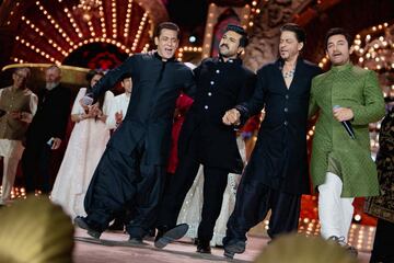 Los actores Salman Khan, Ram Charan, Shah Rukh Khan y Aamir Khan actúan durante las celebraciones previas a la boda.