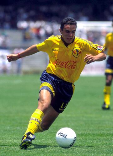 En el Invierno 1998, jugando para el América, se llevó el cetro con 16 anotaciones.