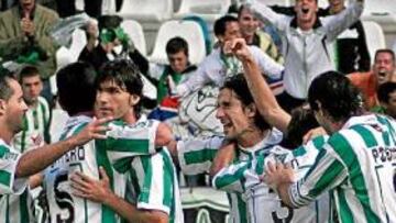 <b>ALEGRÍA. </b>Los jugadores cordobesistas se abrazan para celebrar uno de los goles anotados ayer ante el Girona.