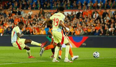 0-1. Recuperación de España al borde del área de Países Bajos, Pedri asiste a Nico Williams que se gira sobre su marcador y suelta un disparo con la izquierda para batir a Bart Verbruggen.