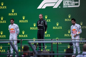 El ganador de la carrera Valtteri Bottas flanqueado por Max Verstappen y Sergio Pérez