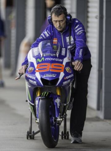 Un mecánico con la moto de Jorge Lorenzo en la segunda jornada de entrenamientos.