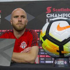 Toronto reconoce la cancha del estadio Akron, casa de las Chivas