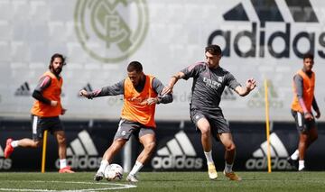 Hazard pasa un bal&oacute;n ante la presi&oacute;n de Valverde.