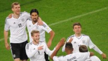 Los alemanes celebran el primer gol.