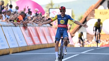 Karpacz (Poland), 12/08/2024.- Thibau Nys of Belgium (Lidl-Trek team) celebrates while crossing the finish line to win the first stage of the 81st Tour de Pologne 2024 cycling race over 156.1 km, from Wroclaw to Karpacz, in Karpacz, Poland, 12 August 2024. The 81st edition of the Tour de Pologne race is held from 09 to 18 August 2024. (Ciclismo, Bélgica, Polonia) EFE/EPA/MACIEJ KULCZYNSKI POLAND OUT