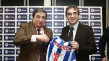 Fernando V&aacute;zquez estrechando la mano a Lendoiro en su presentaci&oacute;n como nuevo entrenador del Deportivo de la Coru&ntilde;a.