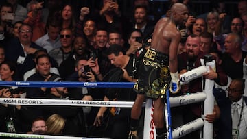 Floyd Mayweather celebra su victoria ante Conor McGregor en Las Vegas.