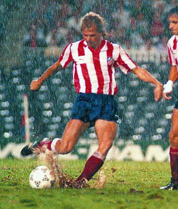 El brasileño probó la Liga española aterrizando en el Atlético durante el final de la temporada 1986-87 y completando la 87-88 a un gran nivel, hasta ser nombrado por Don Balón como mejor extranjero de LaLiga. Sin embargo, sus desavenencias con Jesús Gil le llevaron a salir del club con tan sólo 39 partidos vistiendo la camiseta rojiblanca. Ricardo Rogerio de Brito, apodado Alemão por su aspecto germánico, salió del Atlético con destino al Nápoles, donde se convirtió en el escudero de Maradona y ganó el título liguero y la copa de la UEFA formando una pareja de oro con el argentino. Un centrocampista de clase, conducción, gusto por el balón, pase en largo y desborde que dijo adiós al Atlético muy pronto y que acabaría su carrera jugando en el Atalanta y regresando a Brasil para colgar las botas en el São Paulo.