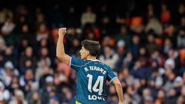 VALENCIA, 24/01/2026.- El mediocentro del Espanyol Ramón Terrats celebra tras anotar el 1-1 del empate durante el encuentro correspondiente a la jornada 21 de LaLiga EA Sports entre el Valencia y el Espanyol disputado en Mestalla, Valencia, este sábado. EFE/ Ana Escobar