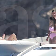 Theo Hernández y Adriana Pozueco de vacaciones en Ibiza
