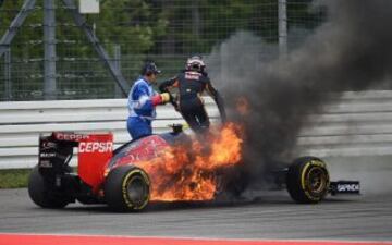 Daniil Kvyat sale del coche en llamas. 
