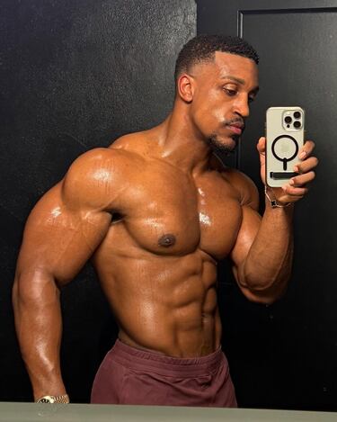 Publica sus rutinas y progresos en redes sociales, así como su alimentación y situaciones de su vida diaria, y ofrece asesoramiento personal.