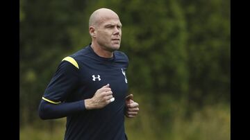 Brad Friedel tiene el récord de partidos consecutivos jugados con 310 juegos consecutivos desde 2004 hasta 2012. Jugó para Galatasaray, Liverpool, Blackburn, Aston Villa y el equipo de Tottenham que ayudó a llegar a Europa Leagues.