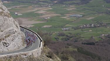 Este puerto es un clásico de La Vuelta. Se estrenó en 1956 y ha formado parte del recorrido en 14 ocasiones. La característica de este puerto es que durante sus kilómetros de ascensión atraviesa tres provincias: Álava, Burgos y Vizcaya. Aunque no es un puerto extremadamente duro, ya que la pendiente media no es superior al 8%, una rampa en los tramos finales cercana al 14% unida a los fuertes vientos de la zona, hace que sea un puerto muy a tener en cuenta. 