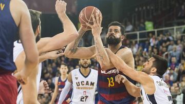 Faverani trata de anotar ante el UCAM Murcia.