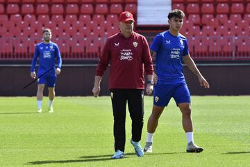 Pepe Mel con el joven pivote de la cantera Marcos Peña.