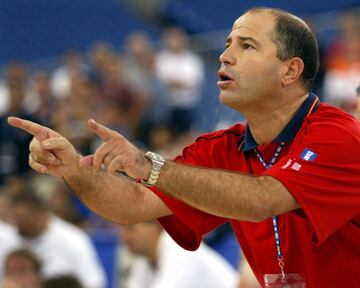 Dirigió un total de 605 partidos ACB, sumando 315 victorias. Fue elegido por la Asociación Española de Entrenadores de Baloncesto (AEEB) como el mejor entrenador de la liga ACB de las temporadas 1994-95 y 1998-99.