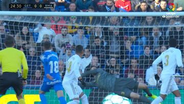 Courtois se ha quedado sin 'haters' en tres meses: vean las dos locuras que salvó...