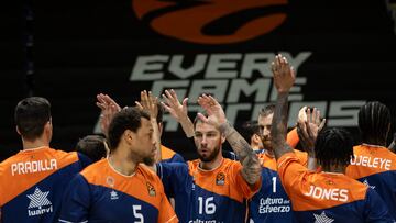 Los jugadores del Valencia Basket se saludan en la previa del partido ante el Maccabi Tel Aviv, disputado en el Aleksandar Nikolic Hall de Belgrado (Serbia).