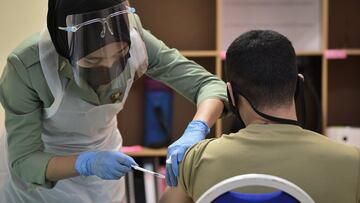 26 February 2021, Malaysia, Kuala Lumpur: A member of the Malaysian Armed Forces receives a dose of the Pfizer/BioNTech vaccine at an armed forces hospital. Photo: Izzuddin Abd Radzak/BERNAMA/dpa
 26/02/2021 ONLY FOR USE IN SPAIN