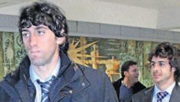 <b>AMENAZA ARGENTINA. </b>Milito y Aimar, que forman parte de la expedición del Zaragoza, llegaron ayer a Madrid en el AVE.