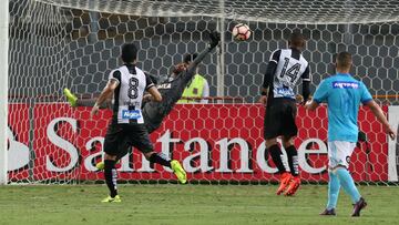 Vladimir desv&iacute;a un bal&oacute;n en el &uacute;ltimo minuto de juego.