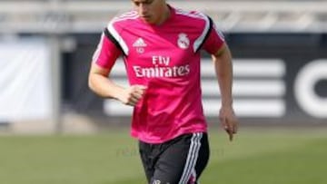 James sigue mejorando: se calzó las botas y tocó balón